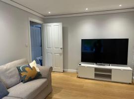 Stunning 4-Bedroom Home, vacation rental in Basingstoke