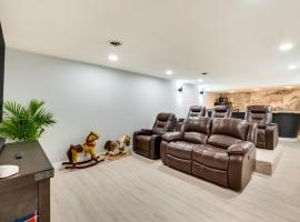 Westminster Home with Theater Room and Pool Table!: Westminster şehrinde bir tatil evi