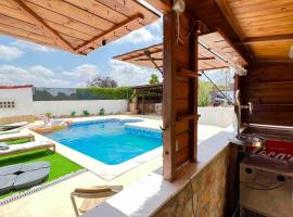 Monserrat vista unica, hotel with pools in Carme