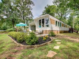 Waterfront Royal Home with Dock and Patio!, viešbutis mieste Royal