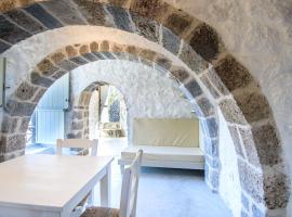 Apostrophe Traditional Residence in Nisyros with arcurated interior. Privacy & Authenticity, Hotel in Emporeiós