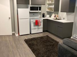 1 Bedroom Modern Secondary Suite, orlofshús/-íbúð í Saskatoon