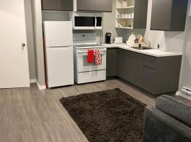 1 Bedroom Modern Secondary Suite, hotel in Saskatoon