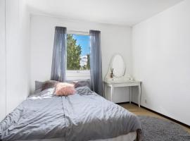 Sentralt og romslig leilighet, hotell i Drammen