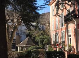 Superbe T2 dans un parc arboré, hotel in Lamalou-les-Bains