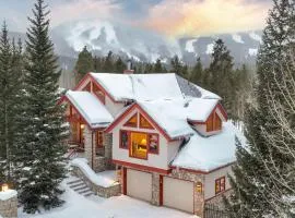 Happy Trails Lodge Home: Large, Stylish, Hot Tub