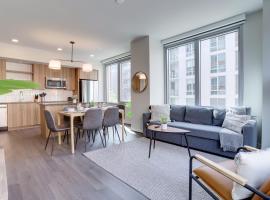 Stylish Condo at Clarendon with Rooftop Views, holiday rental in Arlington