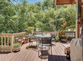 Pine Mountain Club Oasis with Heated Pool and Deck, מקום אירוח ביתי בPine Mountain Club