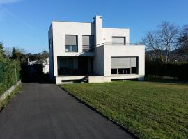 Chalet en Somió con finca independiente, casa de muntanya a Gijón