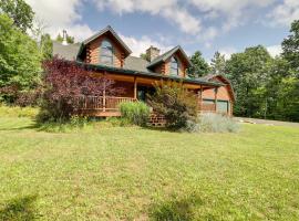 Stellar Wilmington House on 20 Wooded ADK Acres!，威爾明頓的滑雪度假村