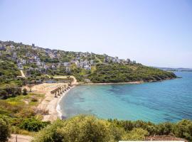 Amazing Villa with Balcony and Gorgeous Sea View in Milas, semesterhus i Bogazici