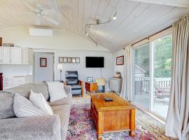 Crystal Lake Cottage, hotel with parking in Alton Bay