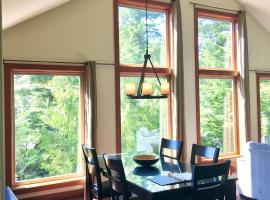 Cobble Wood and Bird Sanctuary Guest Houses, hotel em Tofino