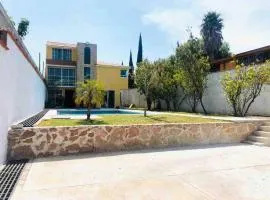 Casa jardín con alberca