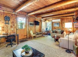 Hike to the Coast! Log Cabin on 5 Acres in Bandon, מלון בבנדון