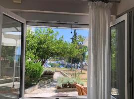 Sea Front Retreat, cottage in Kavala