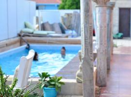 Quiet place 3 km from caesarea, hotel with parking in Or ‘Aqiva