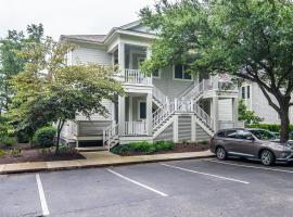 Bright and Airy 3BR Villa Marsh Views Outdoor Pool, hotel in Pawleys Island