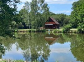 Le Chalet Limousin, hotel with parking in Folles