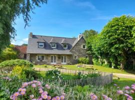 Gîte de charme 14 personnes labellisé Clévacances 3 étoiles: Sainte-Sève şehrinde bir tatil evi