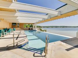 Gorgeous Onekama Condo with Pool and Lake Access!, hotel v destinácii Onekama