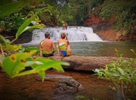 Waterfall Hostel, hotel dengan parkir di Los Anastacios