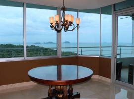 21P Penthouse 2 balconies Oceanview Panama, отель в городе ArraijÃ¡n