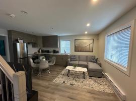 Bright and cozy modern home in Vancouver - central to YVR-Downtown - Free Private Parking, hytte i Vancouver