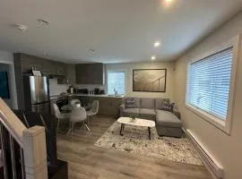 Bright and cozy modern home in Vancouver - central to YVR-Downtown - Free Private Parking