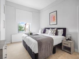 The Yorkshire Hosts - Central Castleford 4 Bed House - Free Parking, hotel Castlefordban