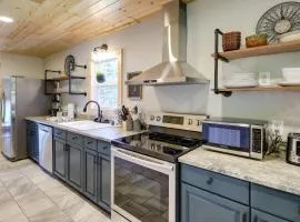Fire Pit and Hot Tub Family Cabin in Seiverville!