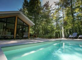 Luxury lodge with private swimming pool, located on a holiday park in Rhenen, semesterhus i Rhenen