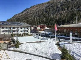 Relaxing Poolside Alpine Apt