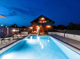 Luxurious Holiday Home in opot with Pool, hotell sihtkohas Šopot