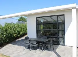 Modern chalet with a dishwasher, in a holiday park at a recreational lake