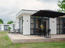Luxury holiday home on the water, located in a holiday park in the Betuwe, hotel in Maurik