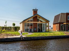 Disabled house on the water, on a holiday park in Friesland, Ferienunterkunft in Akkrum