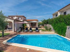 Adorable holiday house with private pool and fenced garden, hotel in Filipac