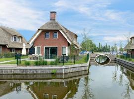 Villa with enclosed garden, in a holiday park on the water in Friesland, hytte i Idskenhuizen