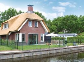 Beautiful villa with enclosed garden, in a holiday park on the Frisian lakes, hytte i Idskenhuizen