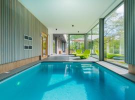 Modern villa with indoor swimming pool, in the middle of the Noiseaux nature, hotel i Noiseux