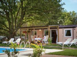 Modern chalet with 2 bathrooms, hotel di Vrsar