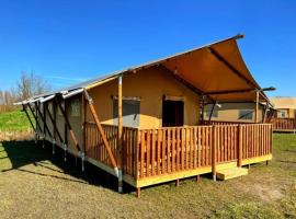 Glamping tent with kitchen and bathroom, on a holiday park on the IJsselmeer, hotel u gradu Andijk