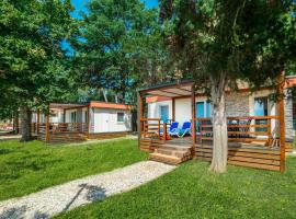 Nice chalet with 2 bathrooms and a dishwasher 15km from Pula, cabin in Banjole