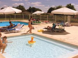 Modern villa with private pool in the beautiful Loire, hotel a Les Forges