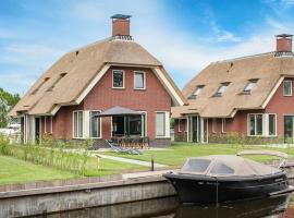 Atmospheric villa with nice garden, in a holiday park at the water in Friesland, koča v mestu Idskenhuizen