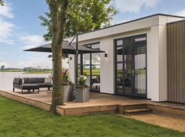 Luxurious holiday home on the water in the Betuwe, hotel in Maurik