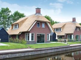 Wellness villa with sauna, at a holiday park on the water in Friesland, hotell i Idskenhuizen