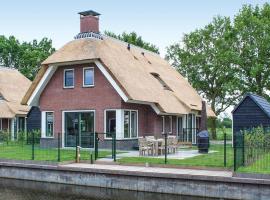 Child-friendly villa, in a holiday park on the water in Friesland, hotell i Idskenhuizen