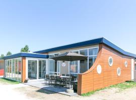 Modern holiday home with conservatory at 700m from the beach, hotel in 's-Gravenzande